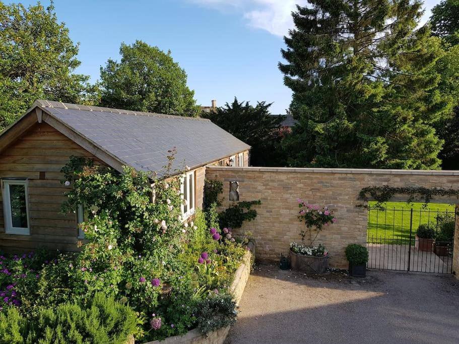 Charming Cottage Surrounded By Idyllic Garden In Peaceful Location In Central Charlbury Exteriör bild