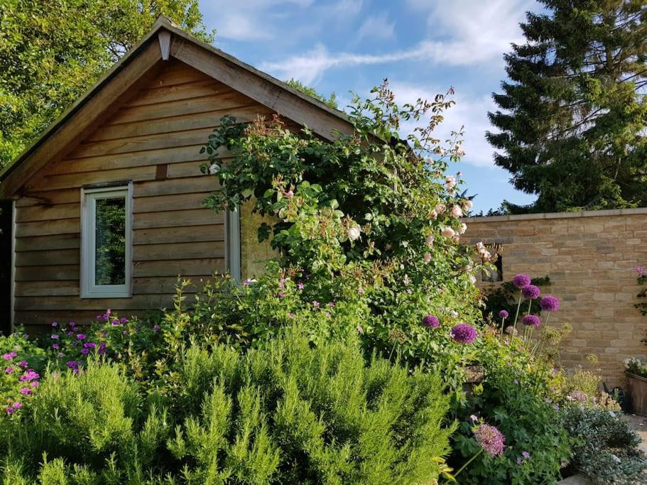 Charming Cottage Surrounded By Idyllic Garden In Peaceful Location In Central Charlbury Exteriör bild